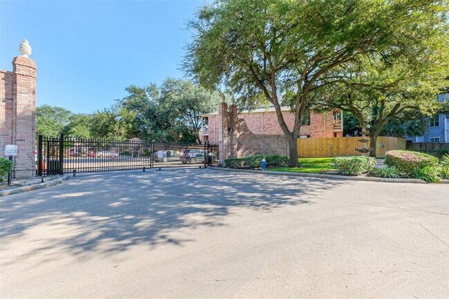 Building Photo - 2255 Braeswood Park Dr