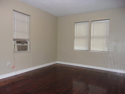 Building Photo - 1 BED 1 BATH DOWNSTAIRS GARAGE APT IN CAPITAL HILL AREA
