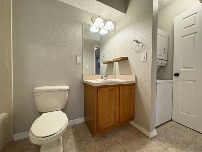 Building Photo - Lovely Winter Springs Condo ~ Vinyl Plank Flooring and Large Screened Patio!