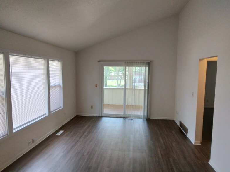 Building Photo - 915 Garfield Ave