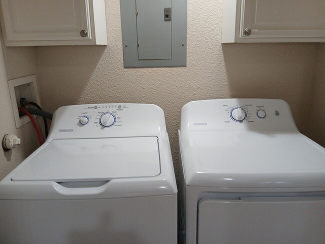 Building Photo - 1100 Briarwood Rd