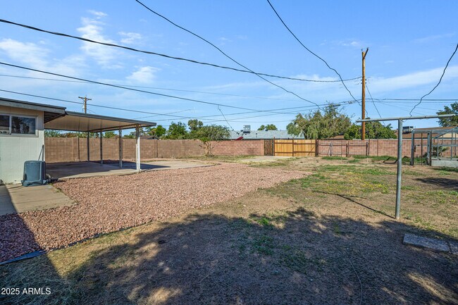 Building Photo - 110 W Del Rio Dr