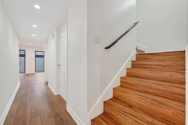 Building Photo - 500 N Post Oak Ln