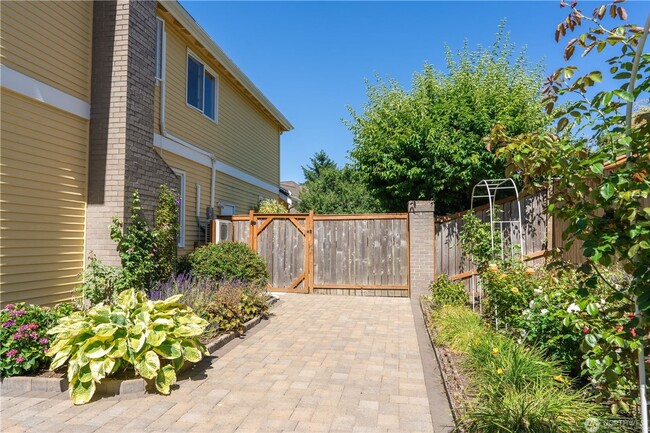 Building Photo - 4B/2.5Ba Bellevue House