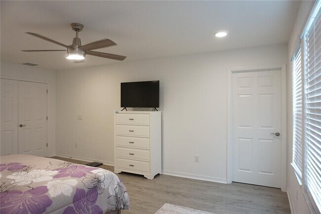 Building Photo - 5732 Newberry Pnes Ave