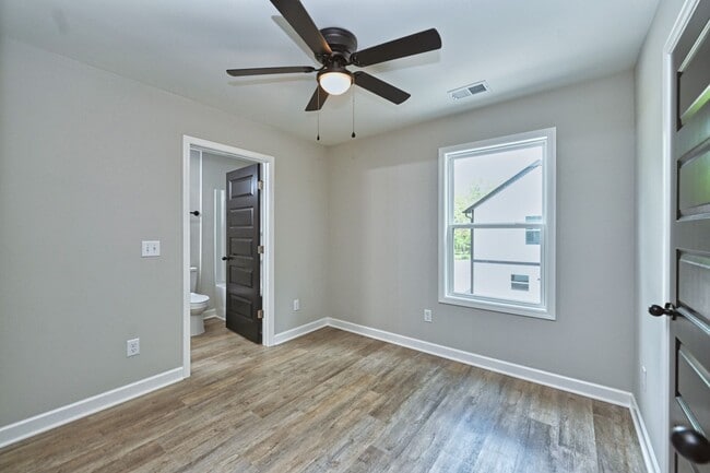 Building Photo - Like New and Move In Ready!