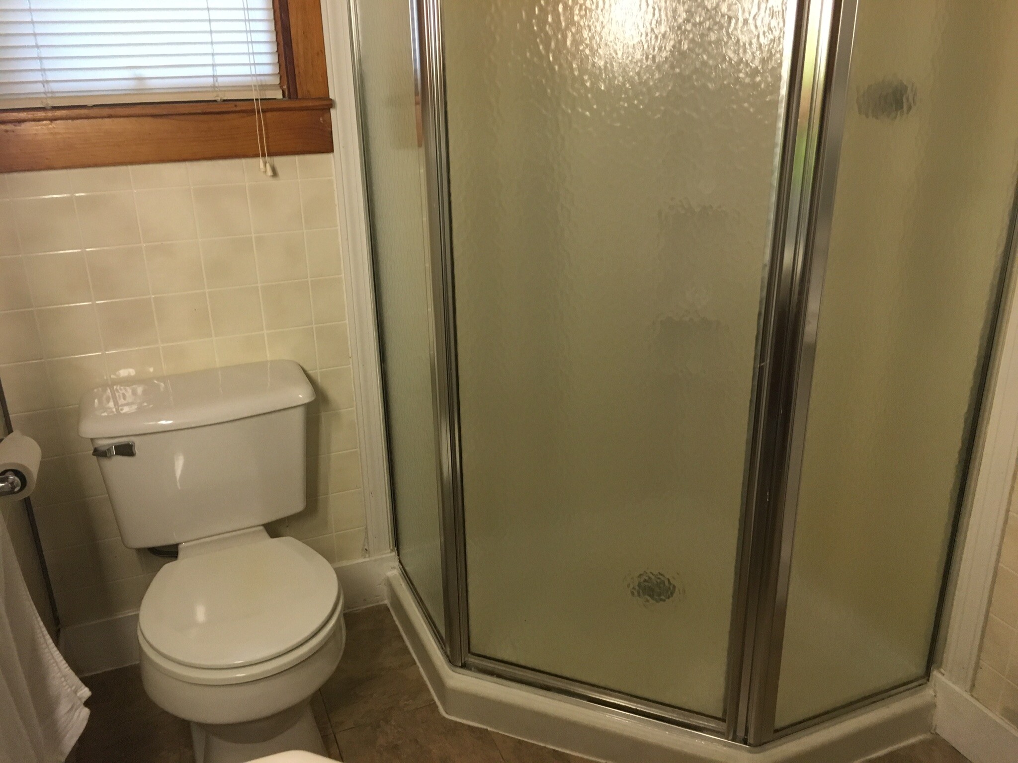 Master bathroom - 211 Davis St