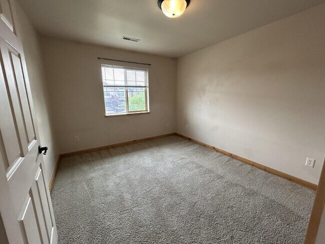 Building Photo - "Luxurious 3-Bed, 3-Bath Townhouse with Fi...