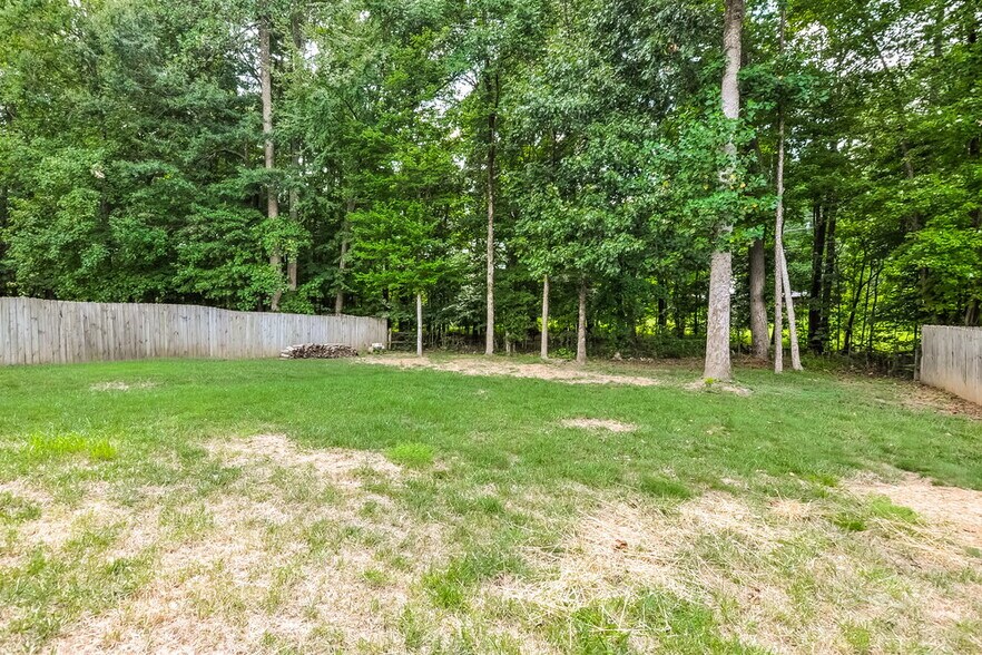 Building Photo - 909 Lotus Ln