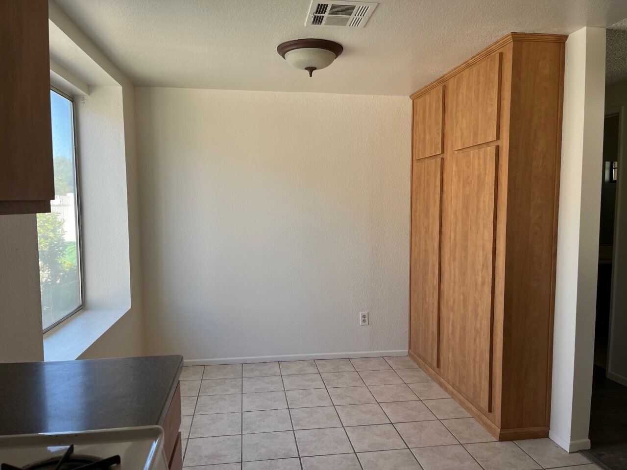 Breakfast nook with extra cabinetry - 27055 Rainbow Creek Dr