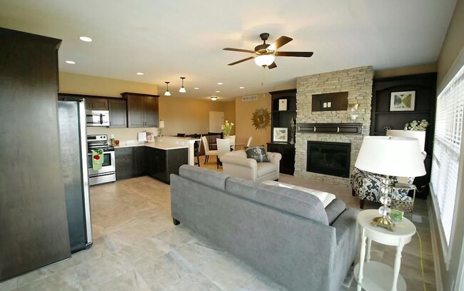 Building Photo - Centennial Pointe West