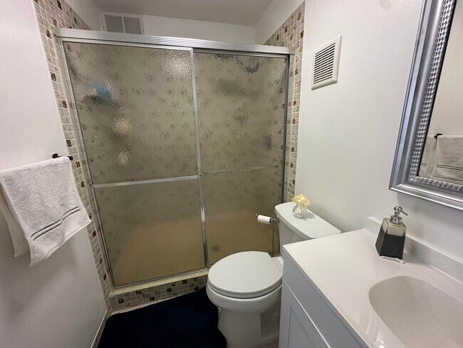 Building Photo - 5220 Las Verdes Cir