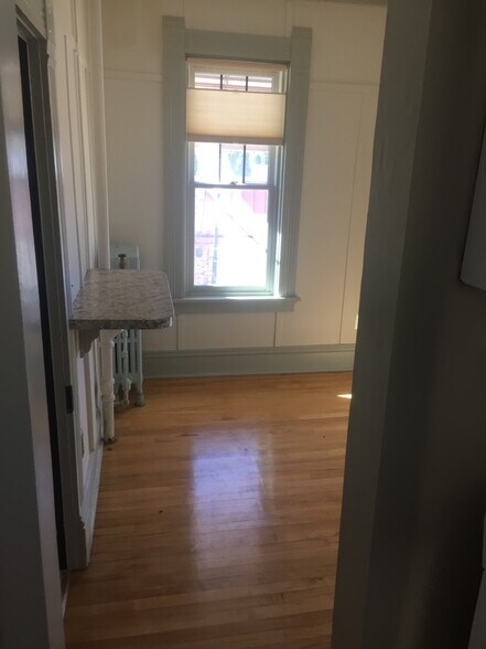 Breakfast Nook - 118 Pine St