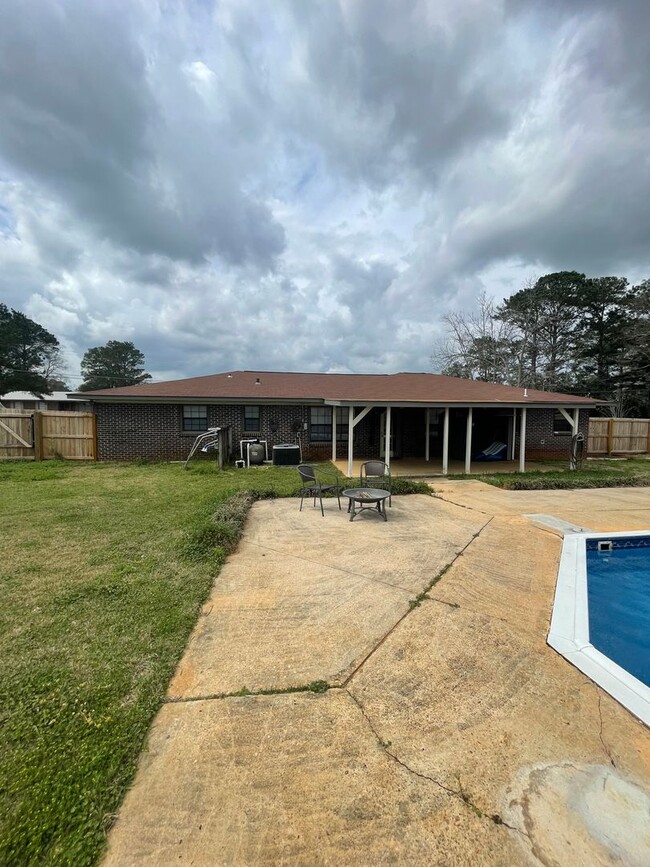 Building Photo - 306 Meadowlark Ln