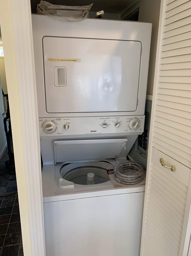 Building Photo - 82 Yorktown Dr