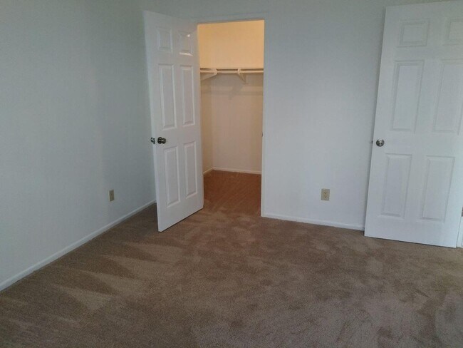 Building Photo - Expo 247 with 2 bed, 1 Bath, 800 SF with A...