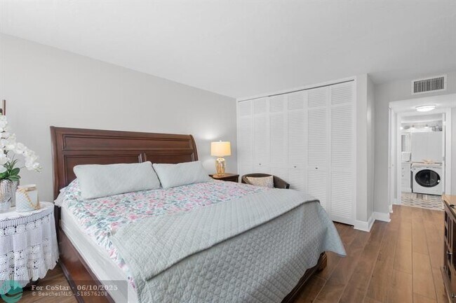 Building Photo - 1147 Hillsboro Mile
