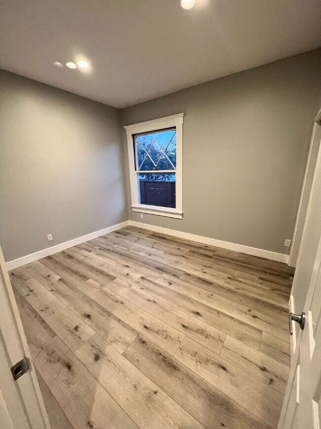 Building Photo - Fully renovated 2bed/1bath with private, g...