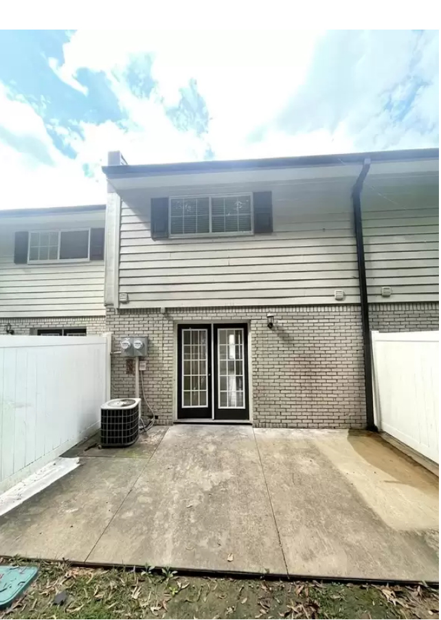 Patio - 1800 Jackson Ave W