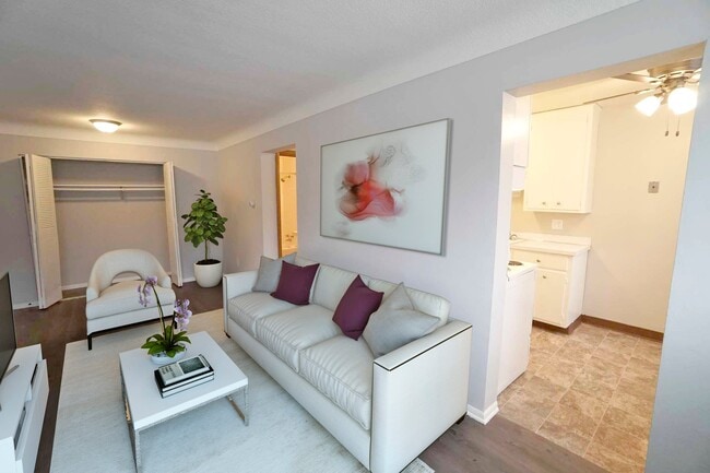 Building Photo - English Conway Place