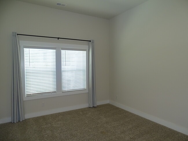 Building Photo - 146 Bromes Wy
