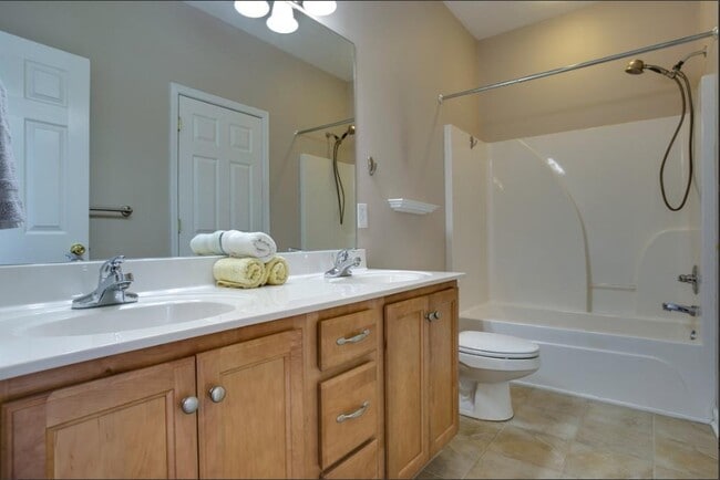 Building Photo - 4650 Hammock Dr