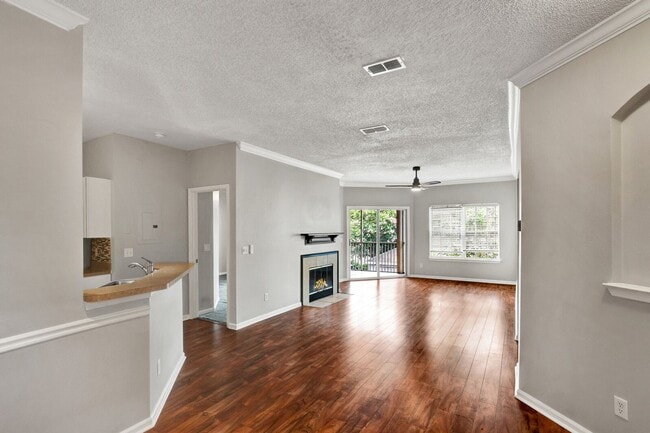 Building Photo - 3 bedroom/ 2 bathroom condo next to St Joh...
