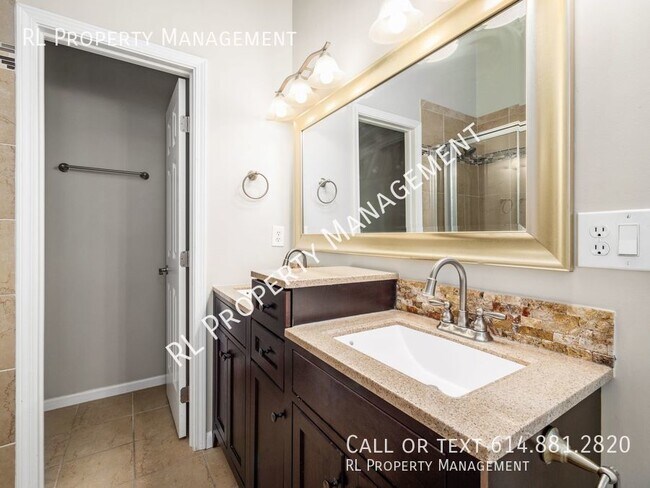 Building Photo - Spacious 3 bedroom 2.5 bathroom condo in W...