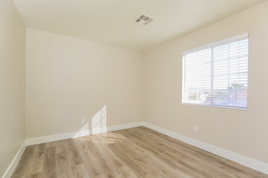 Building Photo - 7933 Hollow Pine St