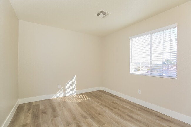 Building Photo - 7933 Hollow Pine St