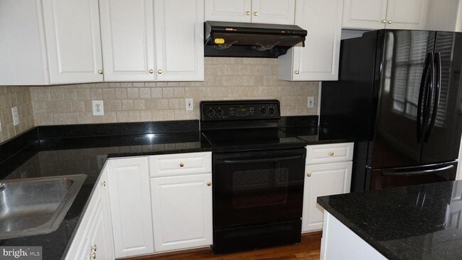 Building Photo - 405 Main St