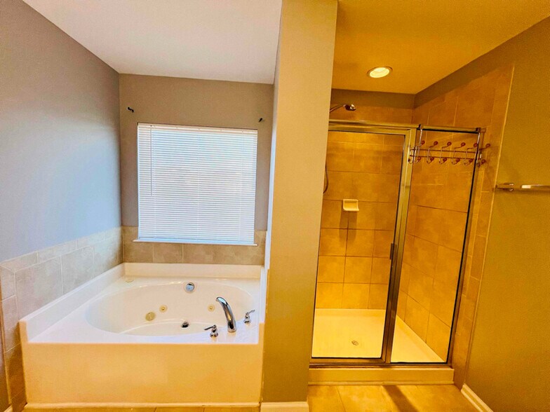 Building Photo - 876 Queen City Cres