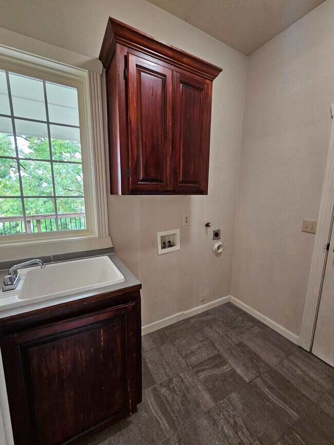 Building Photo - 2982 Rosedale Terrace