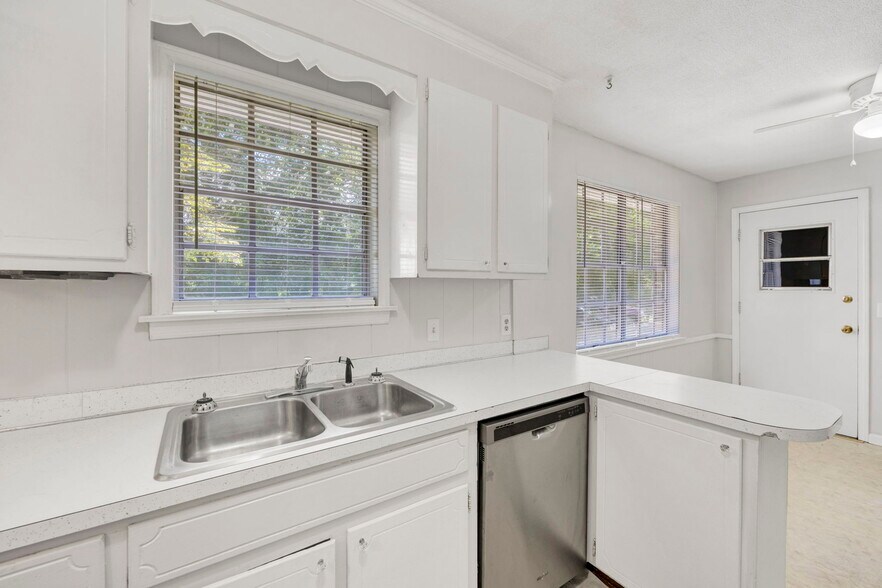 Building Photo - 2900 Holt Dr