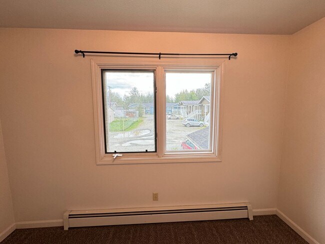 Building Photo - 2 BD, 1 BA Apartment Nestled Back on a Culd-de-Sac