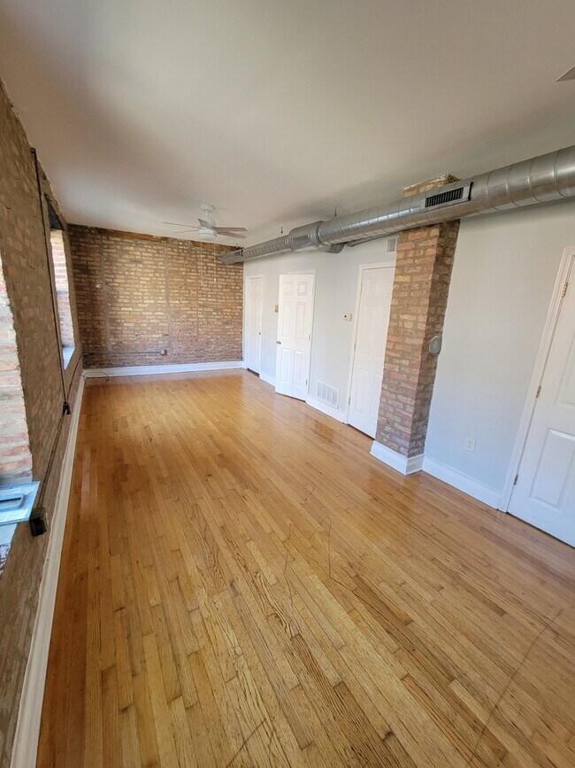 Building Photo - 1340 W 18th Pl