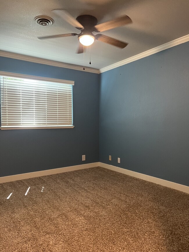 Building Photo - 1741 Tamarack Dr
