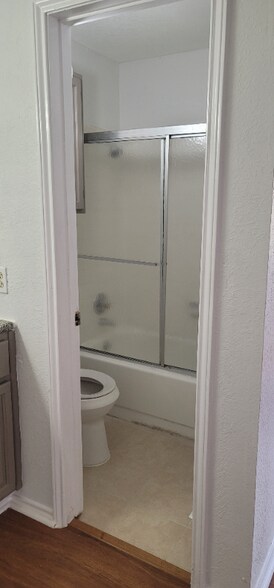 Building Photo - Room in Condo on Walnut St