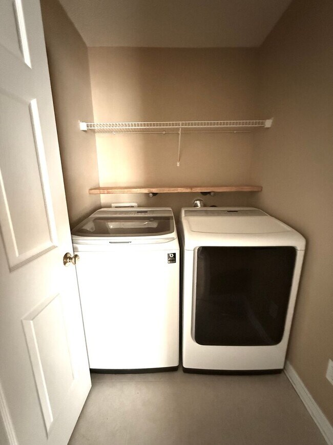 Building Photo - LOCATION!  Close to the outlet Malls and D...