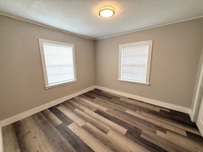 Building Photo - Charming Beachside Bungalow for Rent!
