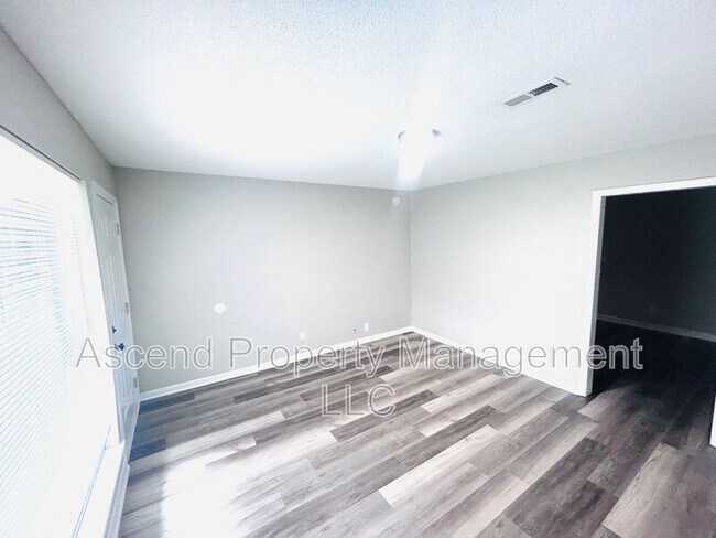 Building Photo - 3341 Pinewood Ave