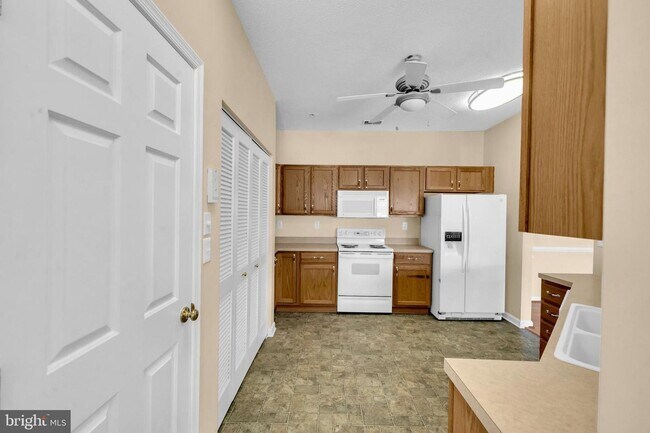 Building Photo - Piney Orchard - Ground Level entry - 2 bed...