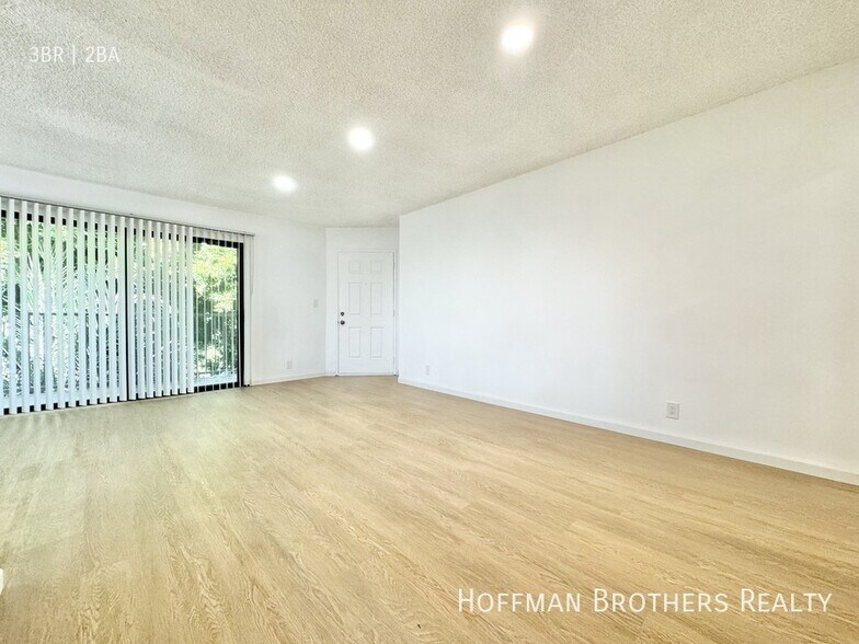 Building Photo - 6561 Fulton Ave