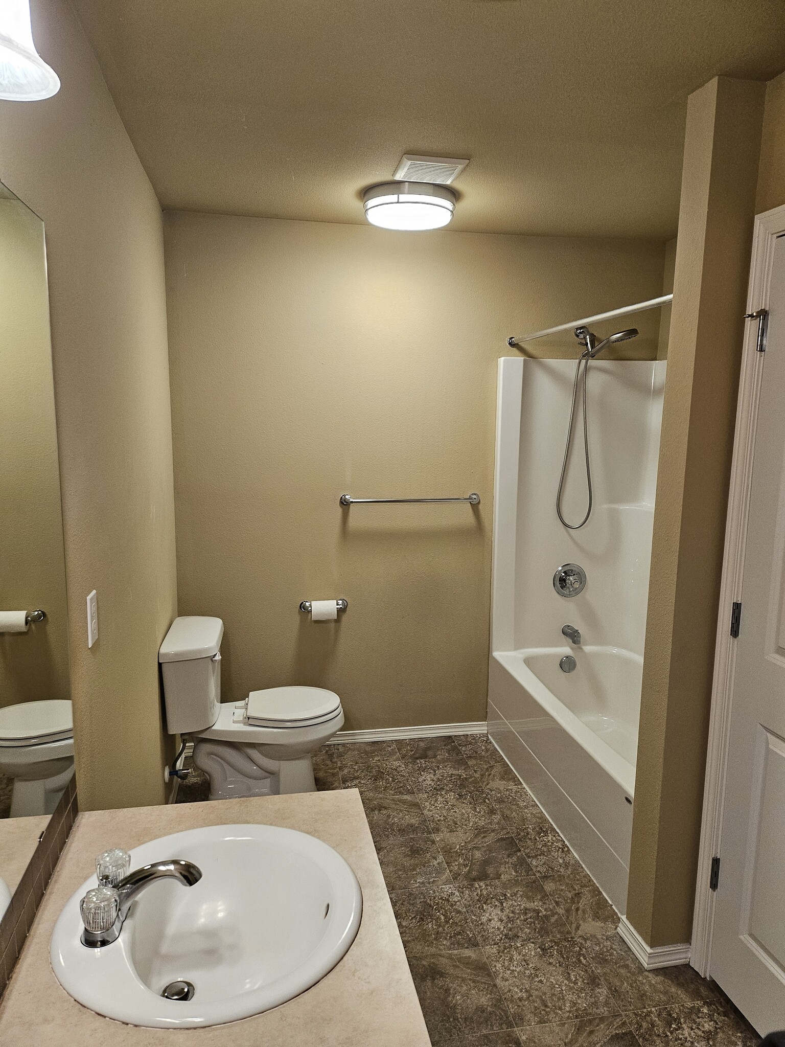 main bath - 623 Rivenhurst St