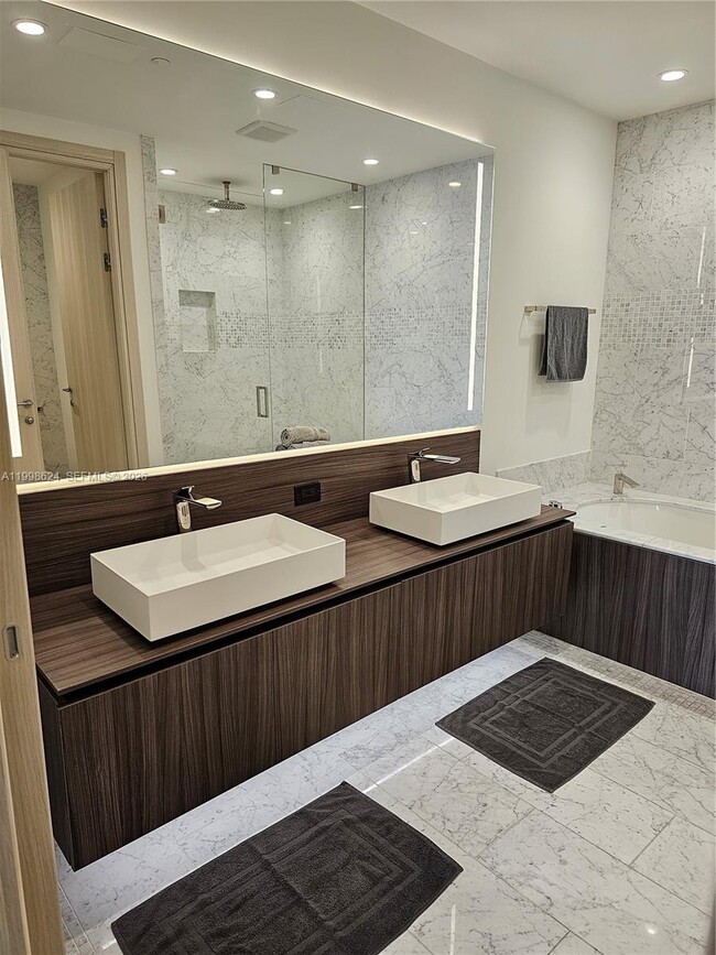 Building Photo - 1000 Brickell Plaza