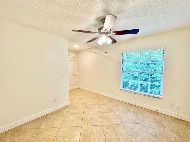 Building Photo - ** BERKSHIRE LAKES ** 3 BED + DEN / 2.5 BA...