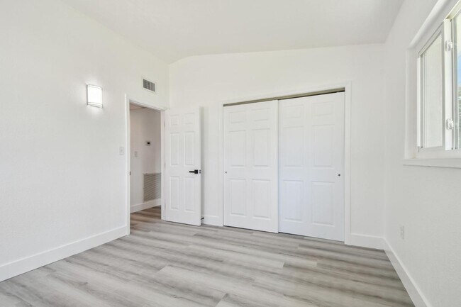 Building Photo - 695 Sunset Dr