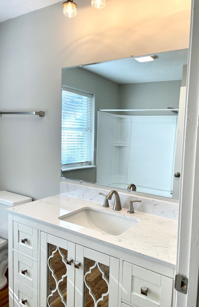 Building Photo - Recently Updated 4Bdrm/2bath home!
