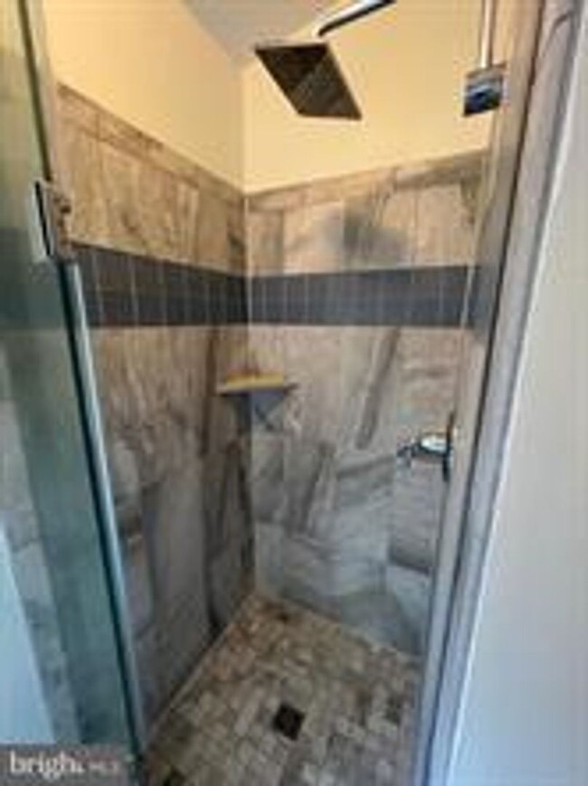Building Photo - BEAUTIFUL END UNIT TH NEAR DOWNTOWN ROCKVILLE