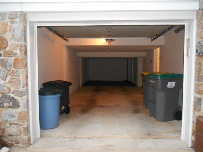 Building Photo - Single Family Townhome, 2 bedrooms, 3 full...